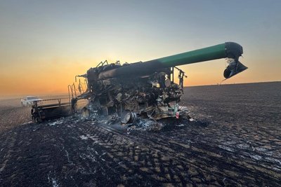 Російські дрони атакували комбайн на Харківщині: у пожежі внаслідок атаки згоріли посіви пшениці Російські дрони атакували комбайн на Харківщині: у пожежі внаслідок атаки згоріли посіви пшениці