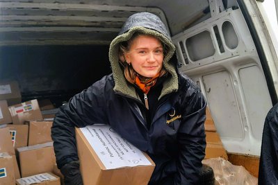 Акторка серіалу "Вікінги" разом з волонтерами доставила допомогу на Миколаївщину Акторка серіалу "Вікінги" разом з волонтерами доставила допомогу на Миколаївщину