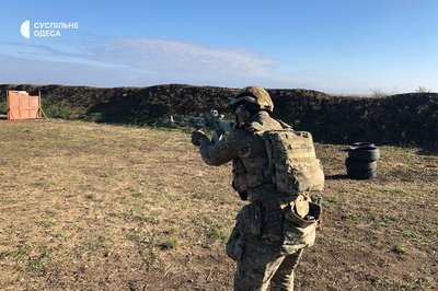 Прикордонник з Одещини розповів, як збивав дрон-камікадзе з автомата Прикордонник з Одещини розповів, як збивав дрон-камікадзе з автомата