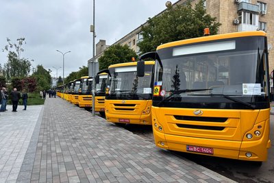 Громадам Житомирщини передали 27 шкільних автобусів Громадам Житомирщини передали 27 шкільних автобусів