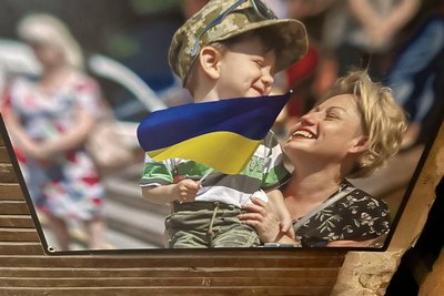 Фотографії, книжки та мистецька інсталяція про Маріуполь — у Житомирі відкрили виставку "Вежа: кроки пам’яті" Фотографії, книжки та мистецька інсталяція про Маріуполь — у Житомирі відкрили виставку "Вежа: кроки пам’яті"