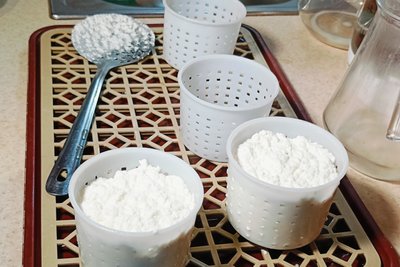 Заморські делікатеси готує сама: лучанка варить 10 сортів сиру вдома на кухні Заморські делікатеси готує сама: лучанка варить 10 сортів сиру вдома на кухні