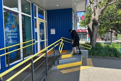 Падав на вулицях міста: ветеран на протезі перевірив безбар'єрність Житомира Падав на вулицях міста: ветеран на протезі перевірив безбар'єрність Житомира
