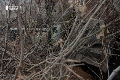замаскована САУ на артилерійській позиції замаскована САУ на артилерійській позиції