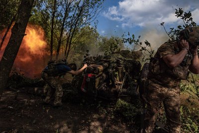 Українські військові ведуть вогонь з артилерії неподалік Кліщіївки