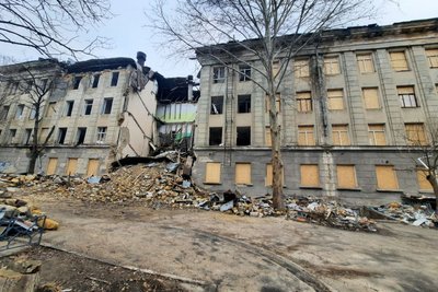 У Миколаєві волонтери ремонтують дах політехнічного коледжу, пошкодженого обстрілами У Миколаєві волонтери ремонтують дах політехнічного коледжу, пошкодженого обстрілами