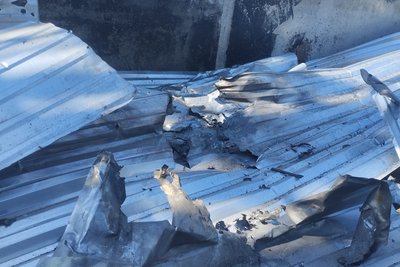 Пошкоджений дах на території сільгосппідприємства внаслідок атаки FPV-дрона в Золочеві, 7 червня 2026 року Пошкоджений дах на території сільгосппідприємства внаслідок атаки FPV-дрона в Золочеві, 7 червня 2026 року