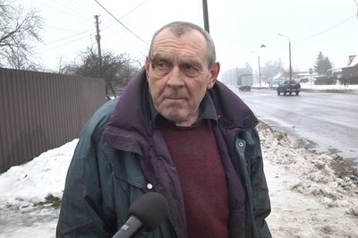На Дубнівській у Луцьку зіштовхнулися дві вантажівки. Одна із них в'їхала у двір На Дубнівській у Луцьку зіштовхнулися дві вантажівки. Одна із них в'їхала у двір
