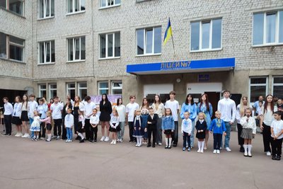 В Житомирі вперше за шкільні парти сіли 2200 першокласників В Житомирі вперше за шкільні парти сіли 2200 першокласників