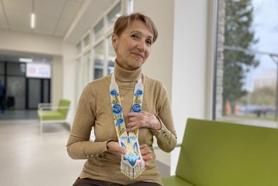 Жінка показує гердан, який виготовила після операції Жінка показує гердан, який виготовила після операції
