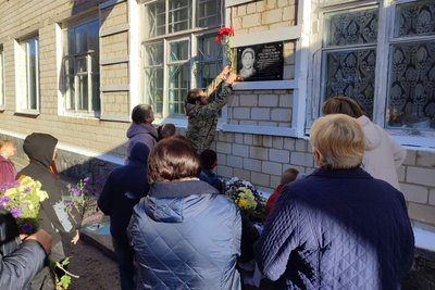 На Вінниччині відкрили меморіальну дошку на честь загиблого Олега Слюсара На Вінниччині відкрили меморіальну дошку на честь загиблого Олега Слюсара