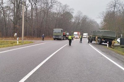 Водій загинув: на Волині вантажівка НГУ влетіла в паркан приватного будинку Водій загинув: на Волині вантажівка НГУ влетіла в паркан приватного будинку