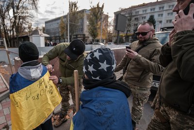 Волонтери залишають побажання на прапорах, листопад 2022 року. Діти у звільненому Херсоні, забачивши будь-кого у військовій формі, просять розписатися на прапорі та подарувати шеврон. Волонтери залишають побажання на прапорах, листопад 2022 року. Діти у звільненому Херсоні, забачивши будь-кого у військовій формі, просять розписатися на прапорі та подарувати шеврон.