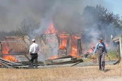 Атака на Київшину: кламки впали на господарський будинок Атака на Київшину: кламки впали на господарський будинок