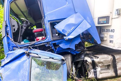 Зіткнулися вантажівка та службове авто поліції: травмувалися троє людей в ДТП на Рівненщині Зіткнулися вантажівка та службове авто поліції: травмувалися троє людей в ДТП на Рівненщині