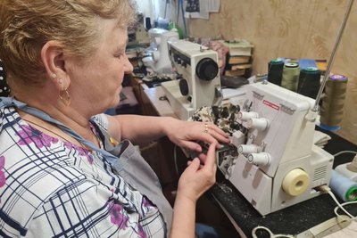 Потрібні тканина і нитки: "Бабусин батальйон" у Житомирі шиє білизну для військових Потрібні тканина і нитки: "Бабусин батальйон" у Житомирі шиє білизну для військових