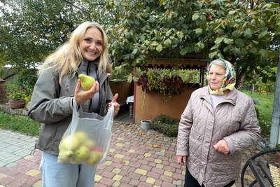 Корова, город і робота без вихідних: один день із життя жінок у волинських селах Корова, город і робота без вихідних: один день із життя жінок у волинських селах