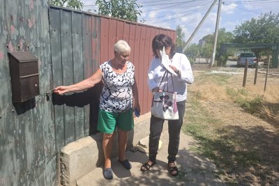 "Паперові листи пишуть літні люди, а молодь отримує відеофіксацію": один день із листоношею з Красносілки "Паперові листи пишуть літні люди, а молодь отримує відеофіксацію": один день із листоношею з Красносілки