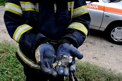 Пожежа внаслідок обстрілів. У Миколаєві горів гараж Пожежа внаслідок обстрілів. У Миколаєві горів гараж