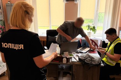 На Житомирщині посадовцям та працівникам медзакладу повідомили про підозру в безпідставному отриманні 2,4 млн грн На Житомирщині посадовцям та працівникам медзакладу повідомили про підозру в безпідставному отриманні 2,4 млн грн