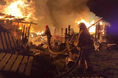 У селі на Житомирщині горів дерев’яний дім — загинули двоє людей, ще двох із травмами госпіталізували У селі на Житомирщині горів дерев’яний дім — загинули двоє людей, ще двох із травмами госпіталізували