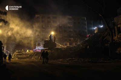 Рятувальники розбирають завали зруйнованої багатоповерхівки, намагаючись знайти вцілілих жителів, Кахраманмараш, Туреччина, 11 лютого 2023 року.