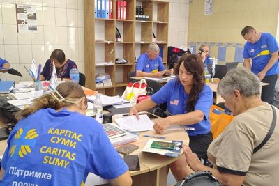 Карітас Суми надає грошову та гуманітарну допомогу постраждалим від війни Карітас Суми надає грошову та гуманітарну допомогу постраждалим від війни