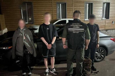 Перетин держкордону за 2 800 доларів для військовозобов'язаних — на Житомирщині підозрюють 3 киян Перетин держкордону за 2 800 доларів для військовозобов'язаних — на Житомирщині підозрюють 3 киян