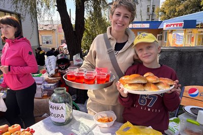 У Малині на Житомирщині провели благодійний ярмарок «Квіти для лицарів» У Малині на Житомирщині провели благодійний ярмарок «Квіти для лицарів»