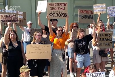 В Одесі відбувається акція на підтримку звільненого міністра оборони Федорова В Одесі відбувається акція на підтримку звільненого міністра оборони Федорова