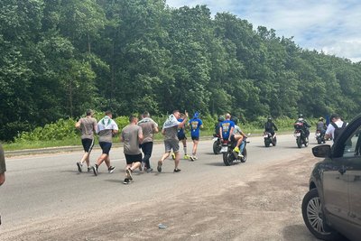 У Житомирі зустріли учасників пішого марафону із Гааги до Києва У Житомирі зустріли учасників пішого марафону із Гааги до Києва