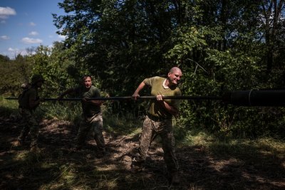 Українські військові чистять ствол танка поблизу лінії фронту