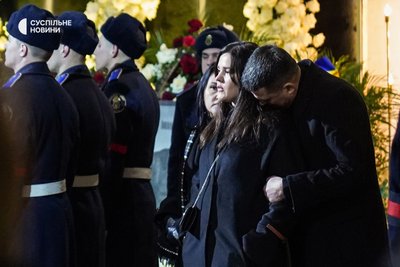 Сім'я державного секретаря МВС Юрія Лубковича під час церемонії прощання із загиблими в авіакатастрофі у Броварах, Український дім, Київ, 21 січня 2023 року.