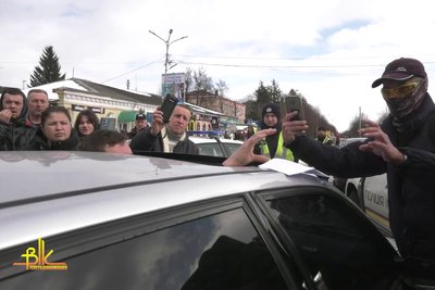 В центрі Бердичева на Житомирщині поліцейські переслідували та затримали водія легковика: що сталося В центрі Бердичева на Житомирщині поліцейські переслідували та затримали водія легковика: що сталося