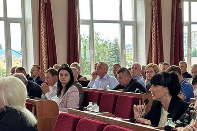 Учні, батьки та викладачі Бердичівського спортліцею виходили на протест під стіни Житомирської облради Учні, батьки та викладачі Бердичівського спортліцею виходили на протест під стіни Житомирської облради