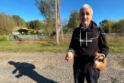 У селі на Житомирщині збереглися діючі криниці-журавлі з питною водою У селі на Житомирщині збереглися діючі криниці-журавлі з питною водою