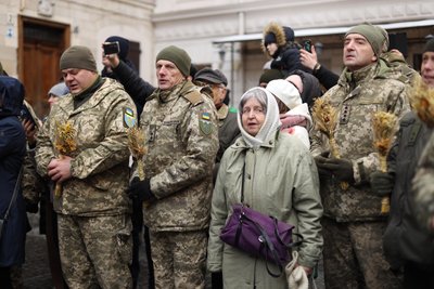 Захисники на церемонії встановлення різдвяного дідуха у Львові, 24 грудня 2023