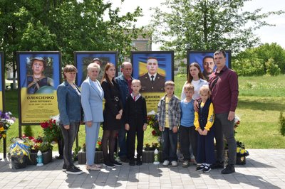 Герої житимуть, поки житиме пам'ять про них: у громаді на Житомирщині відкрили Алею Героїв Герої житимуть, поки житиме пам'ять про них: у громаді на Житомирщині відкрили Алею Героїв