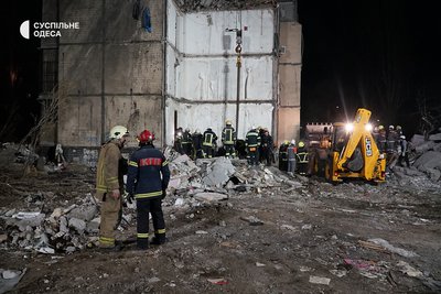 В Одесі внаслідок дронової атаки РФ пошкоджена житлова багатоповерхівка В Одесі внаслідок дронової атаки РФ пошкоджена житлова багатоповерхівка