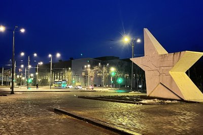 У частині Харкова увімкнули вуличне освітлення: фоторепортаж