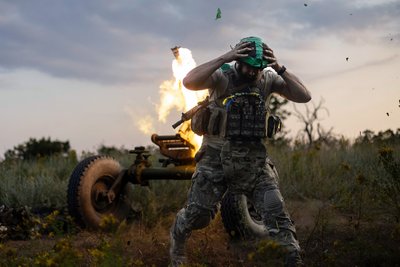 Український військовий веде вогонь зі міномета поблизу Бахмута