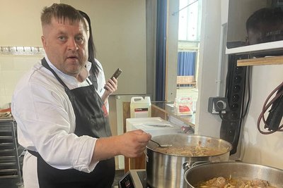 "Це була мрія з дитинства". Оборонець Маріуполя став кухарем у ресторані Дніпропетровщині після повернення з полону "Це була мрія з дитинства". Оборонець Маріуполя став кухарем у ресторані Дніпропетровщині після повернення з полону