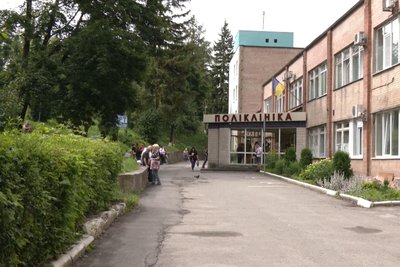 Пів дня у черзі, аби записатися на прийом до лікаря: пацієнти скаржаться на роботу Хмельницької обласної поліклініки Пів дня у черзі, аби записатися на прийом до лікаря: пацієнти скаржаться на роботу Хмельницької обласної поліклініки