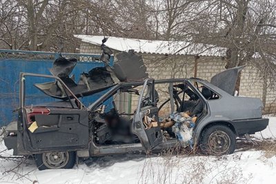 Автівка волонтерів, в яку вдарив російський дрон у Козачій Лопані, 22 січня 2026 року Автівка волонтерів, в яку вдарив російський дрон у Козачій Лопані, 22 січня 2026 року