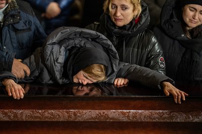 Надя плаче над труною свого сина Олега Кунинця, українського військовослужбовця, який загинув на сході країни, Львів, 7 лютого 2023 року. Надя плаче над труною свого сина Олега Кунинця, українського військовослужбовця, який загинув на сході країни, Львів, 7 лютого 2023 року.