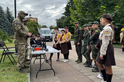 Шикування, посвята, квести та майстерки — у Житомирі відкрили новий пластовий рік Шикування, посвята, квести та майстерки — у Житомирі відкрили новий пластовий рік