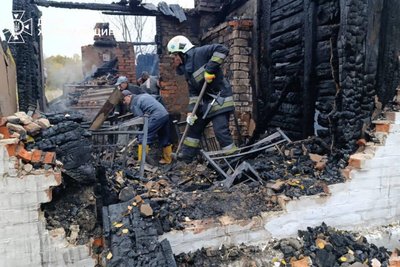 На Житомирщині під час пожежі у житловому будинку виявили тіла двох людей: що відомо На Житомирщині під час пожежі у житловому будинку виявили тіла двох людей: що відомо