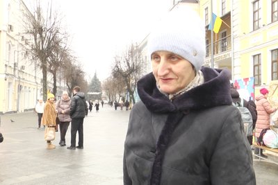 "У сітку єднання вплети оберіг" — у Житомирі до Дня Соборності влаштували патріотичну акцію на підтримку ЗСУ
