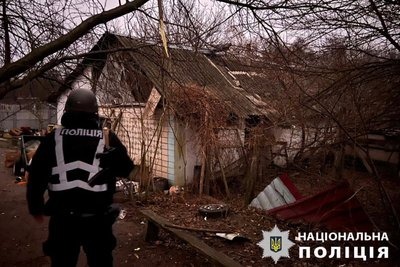 Атака "шахедів" на Київщині: уламками пошкоджені приватний будинок та авто Атака "шахедів" на Київщині: уламками пошкоджені приватний будинок та авто
