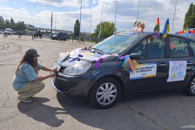 Учасниця автопробігу від KharkivPride, Харків, 6 вересня 2025 року Учасниця автопробігу від KharkivPride, Харків, 6 вересня 2025 року